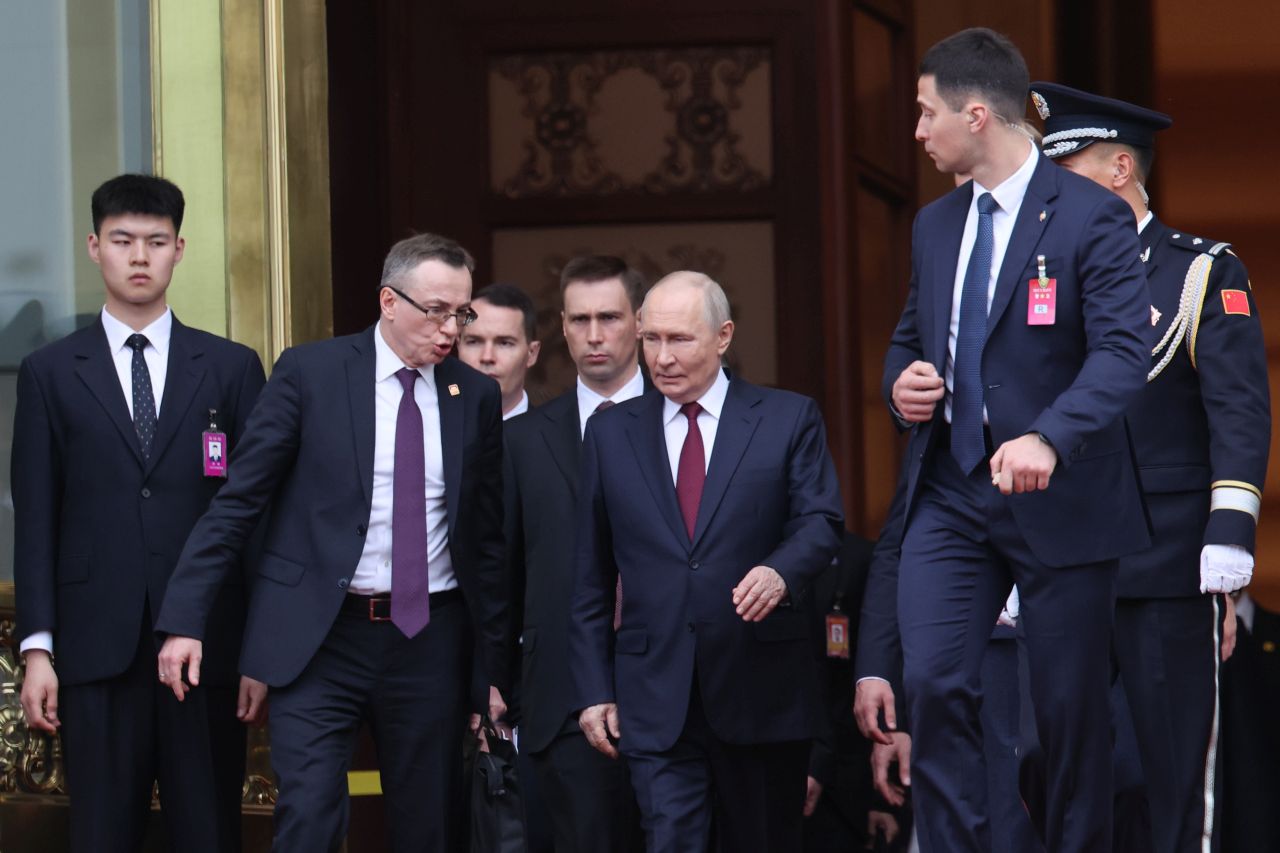 <p>Президентът на Русия Владимир Путин пристигна на официално посещение в Пекин и беше посрещнат лично от китайския президент Си Дзинпин. Си посрещна своя гост на площада, където беше строена почетна гвардия. Путин пристигна със своя автомобил &bdquo;Аурус&ldquo;.</p>