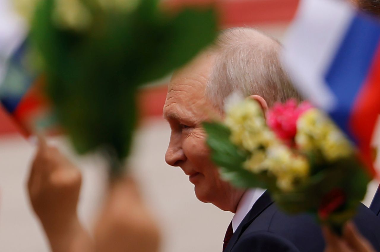 <p>Президентът на Русия Владимир Путин пристигна на официално посещение в Пекин и беше посрещнат лично от китайския президент Си Дзинпин. Си посрещна своя гост на площада, където беше строена почетна гвардия. Путин пристигна със своя автомобил &bdquo;Аурус&ldquo;.</p>