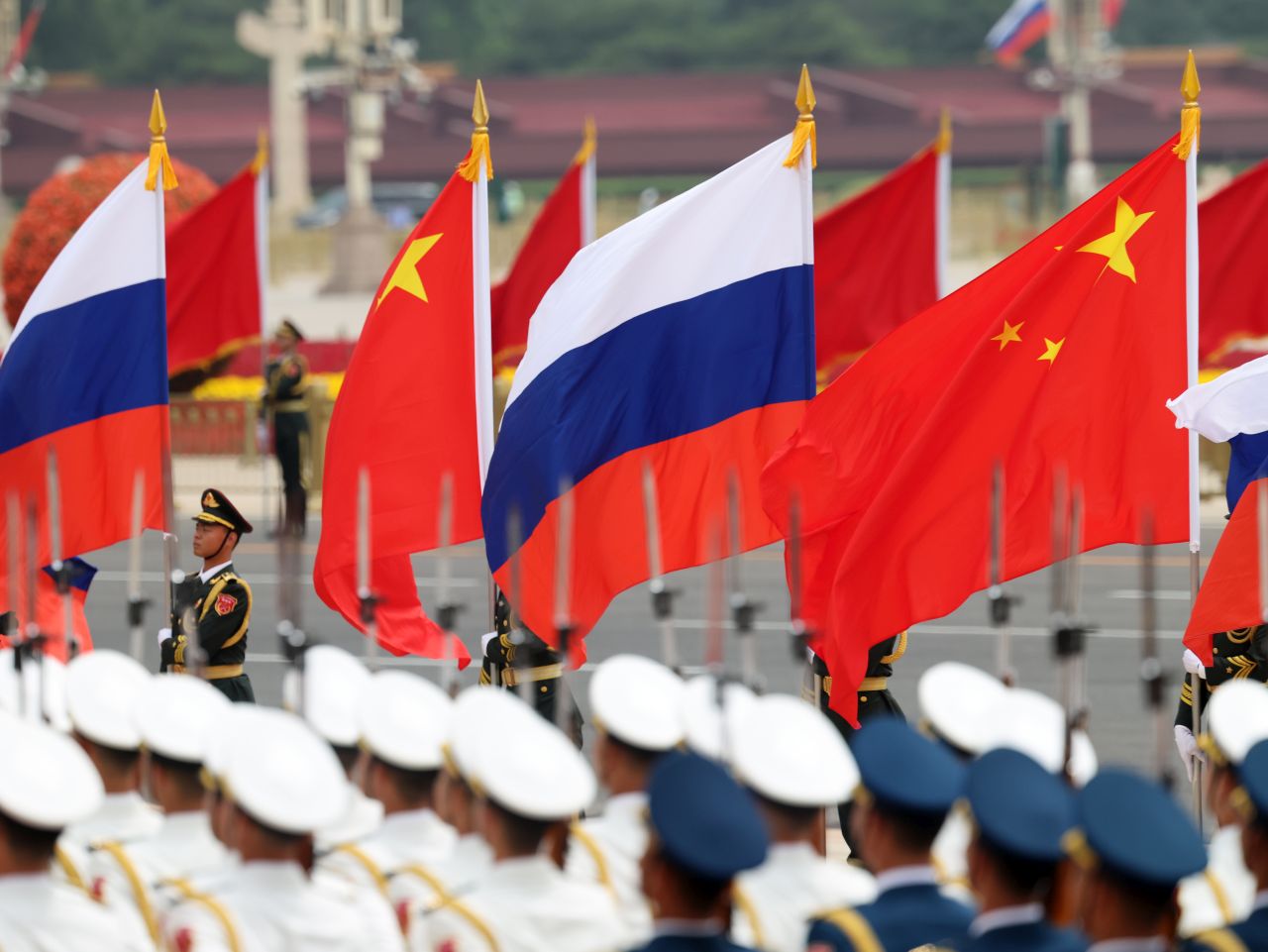 <p>Президентът на Русия Владимир Путин пристигна на официално посещение в Пекин и беше посрещнат лично от китайския президент Си Дзинпин. Си посрещна своя гост на площада, където беше строена почетна гвардия. Путин пристигна със своя автомобил &bdquo;Аурус&ldquo;.</p>