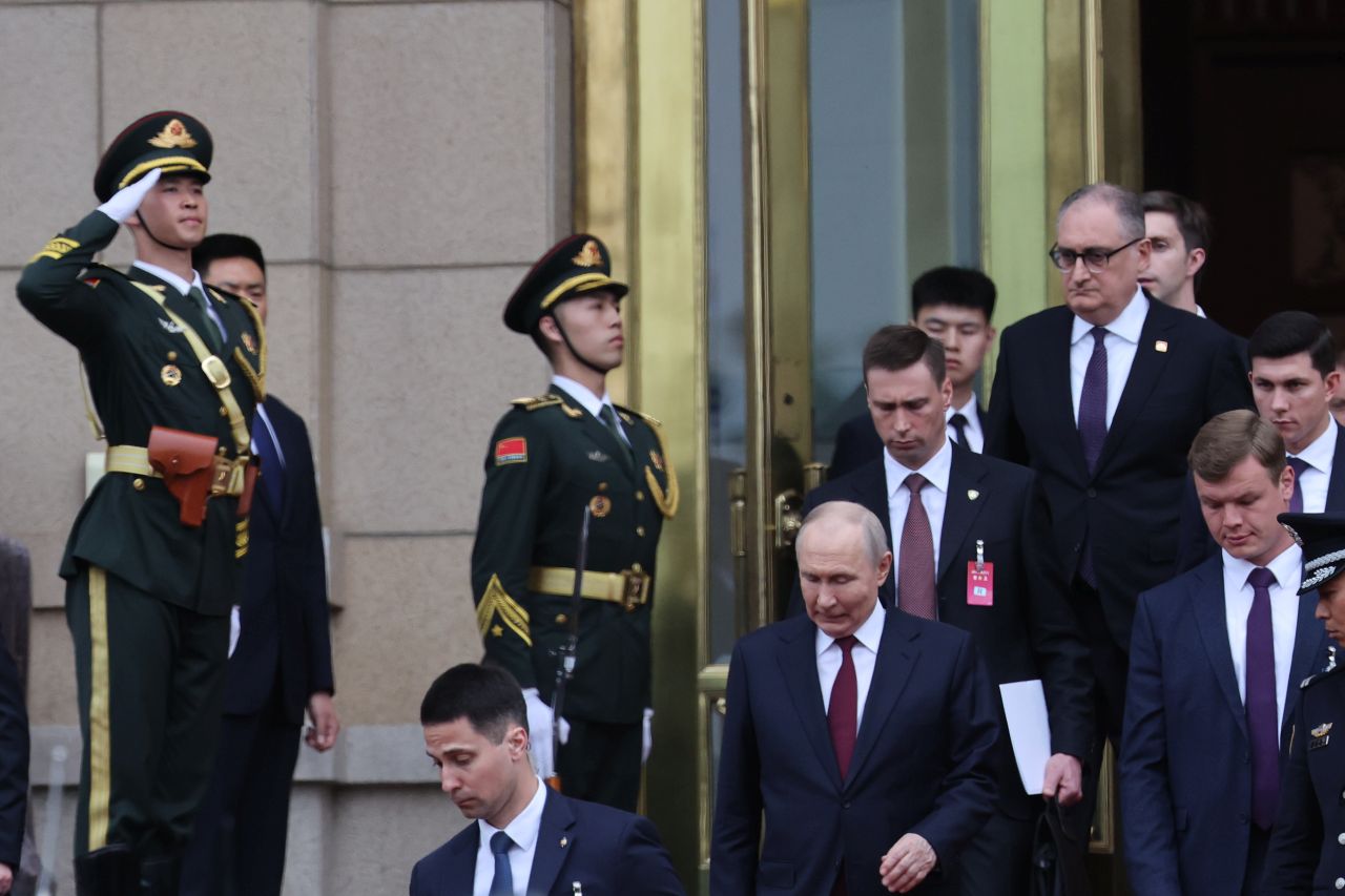 <p>Президентът на Русия Владимир Путин пристигна на официално посещение в Пекин и беше посрещнат лично от китайския президент Си Дзинпин. Си посрещна своя гост на площада, където беше строена почетна гвардия. Путин пристигна със своя автомобил &bdquo;Аурус&ldquo;.</p>