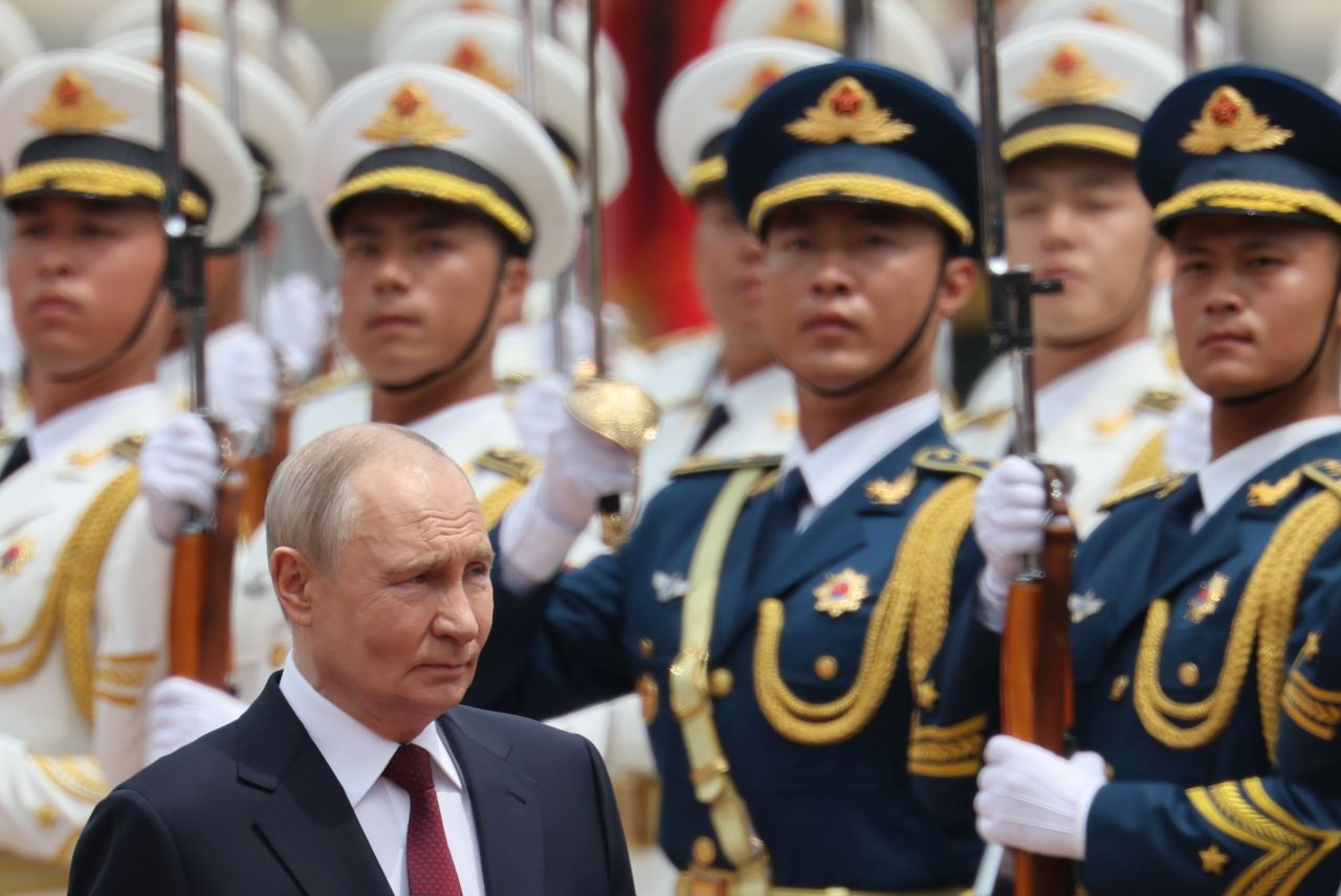 <p>Президентът на Русия Владимир Путин пристигна на официално посещение в Пекин и беше посрещнат лично от китайския президент Си Дзинпин. Си посрещна своя гост на площада, където беше строена почетна гвардия. Путин пристигна със своя автомобил &bdquo;Аурус&ldquo;.</p>
