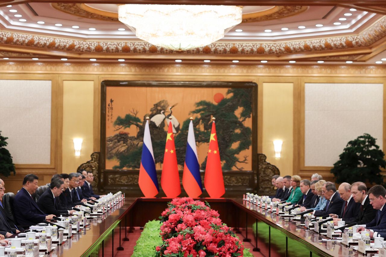 <p>Президентът на Русия Владимир Путин пристигна на официално посещение в Пекин и беше посрещнат лично от китайския президент Си Дзинпин. Си посрещна своя гост на площада, където беше строена почетна гвардия. Путин пристигна със своя автомобил &bdquo;Аурус&ldquo;.</p>