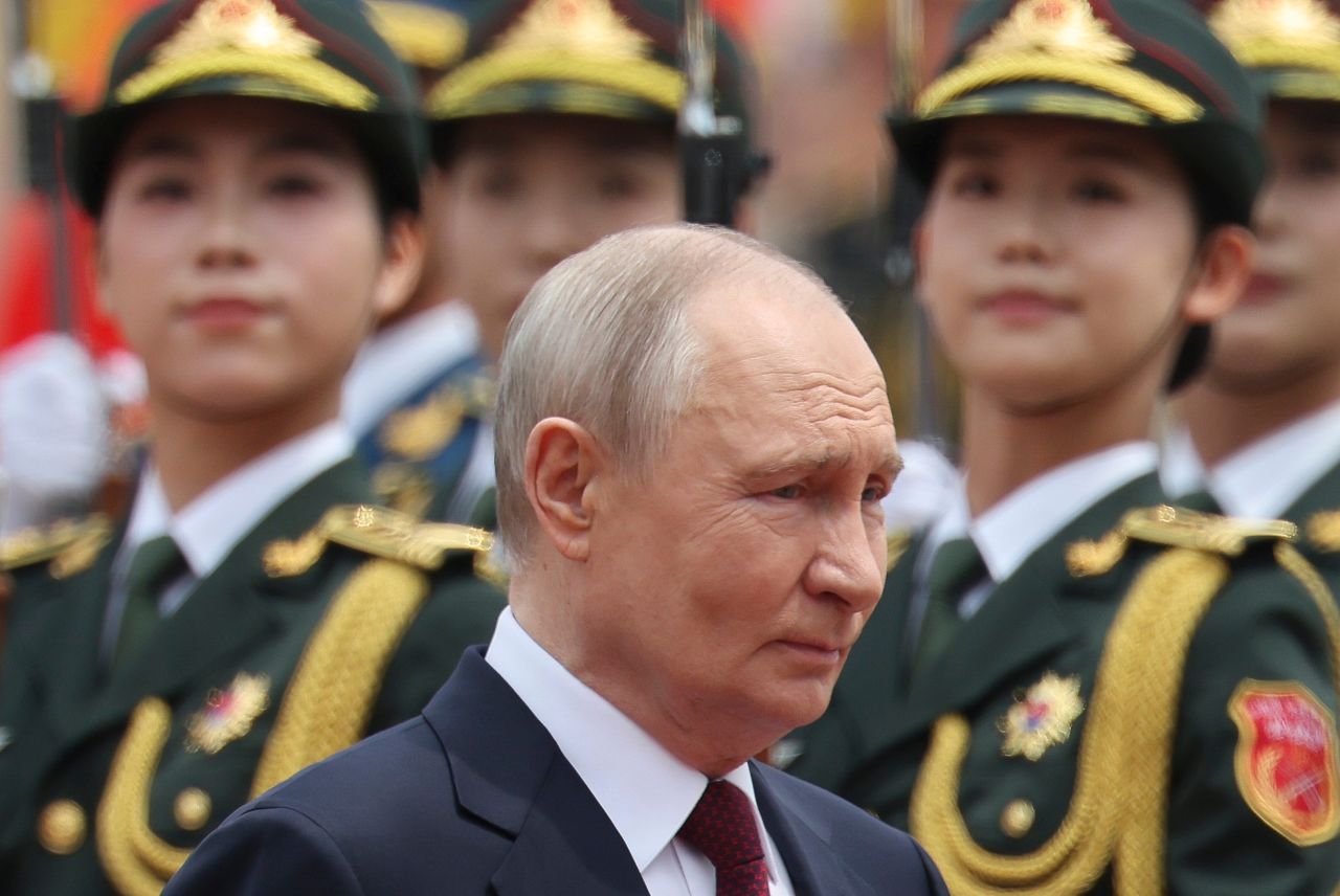 <p>Президентът на Русия Владимир Путин пристигна на официално посещение в Пекин и беше посрещнат лично от китайския президент Си Дзинпин. Си посрещна своя гост на площада, където беше строена почетна гвардия. Путин пристигна със своя автомобил &bdquo;Аурус&ldquo;.</p>