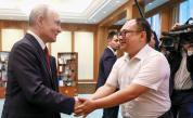Президентът на Русия Владимир Путин проведе емоционален разговор и се прегърна топло с китайския инженер Пън Пай – мъжът, когото светът помни като малкото момче от една от най-известните архивни снимки на президента от началото на века