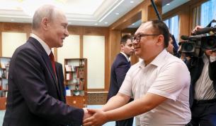 Президентът на Русия Владимир Путин проведе емоционален разговор и се прегърна топло с китайския инженер Пън Пай – мъжът, когото светът помни като малкото момче от една от най-известните архивни снимки на президента от началото на века