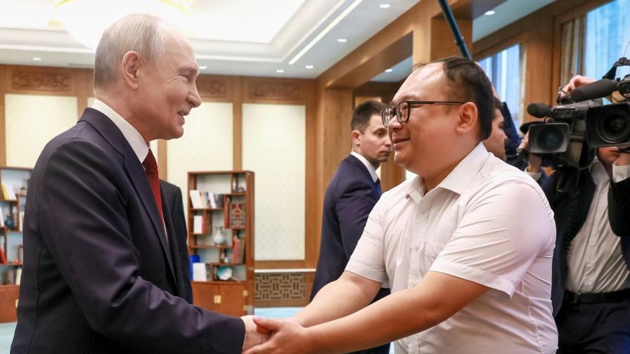 Президентът на Русия Владимир Путин проведе емоционален разговор и се прегърна топло с китайския инженер Пън Пай – мъжът, когото светът помни като малкото момче от една от най-известните архивни снимки на президента от началото на века