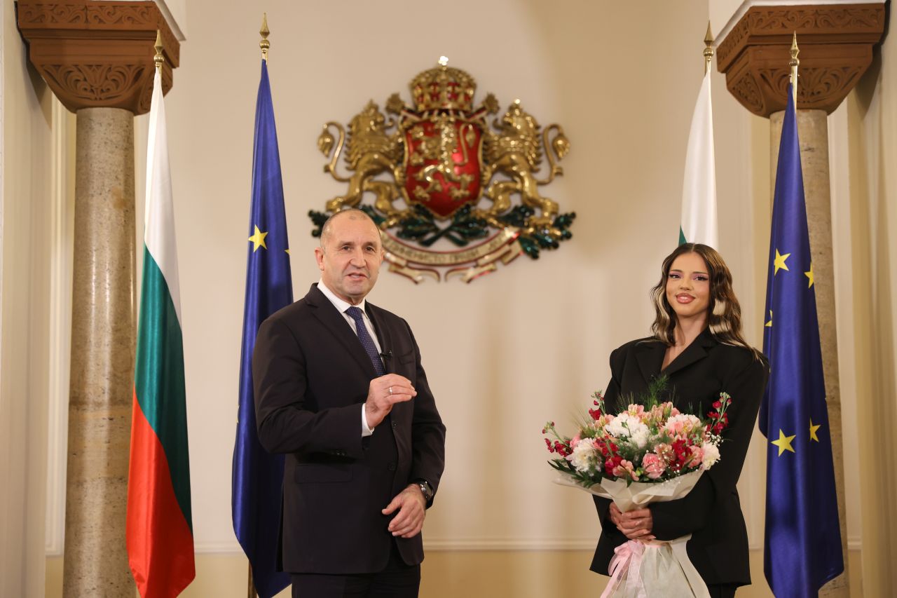 <p>Премиерът Румен Радев и певицата DARA направиха първата официална стъпка към домакинството на България за &bdquo;Евровизия&ldquo; 2027, превръщайки голямата победа в повод за национална гордост.</p>