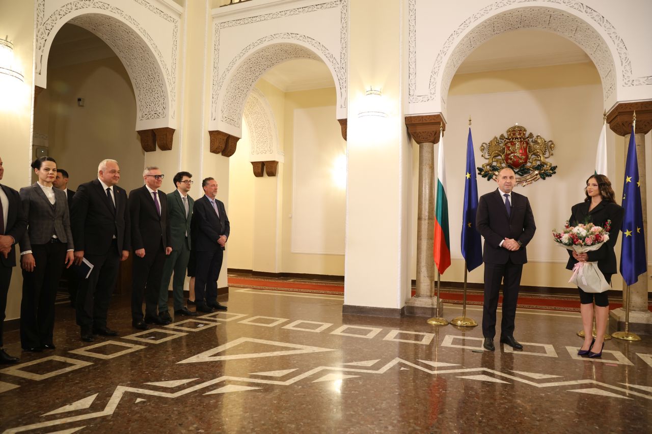 <p>Премиерът Румен Радев и певицата DARA направиха първата официална стъпка към домакинството на България за &bdquo;Евровизия&ldquo; 2027, превръщайки голямата победа в повод за национална гордост.</p>