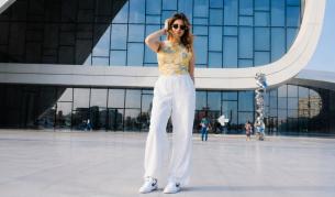 Как да носим дамски тениски с маратонки Nike през лятото: лесни тоалети за прохлада и стил