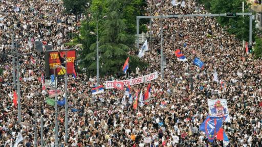 Хиляди на протест в Белград, искат предсрочни избори