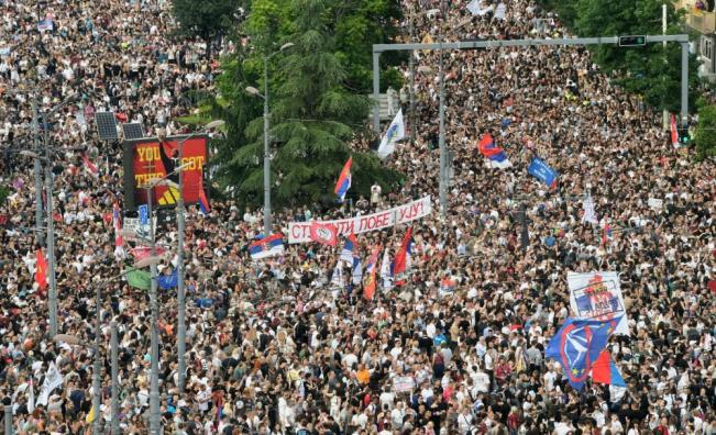 Хиляди на протест в Белград, искат предсрочни избори