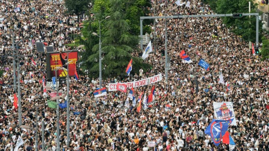 Хиляди на протест в Белград, искат предсрочни избори