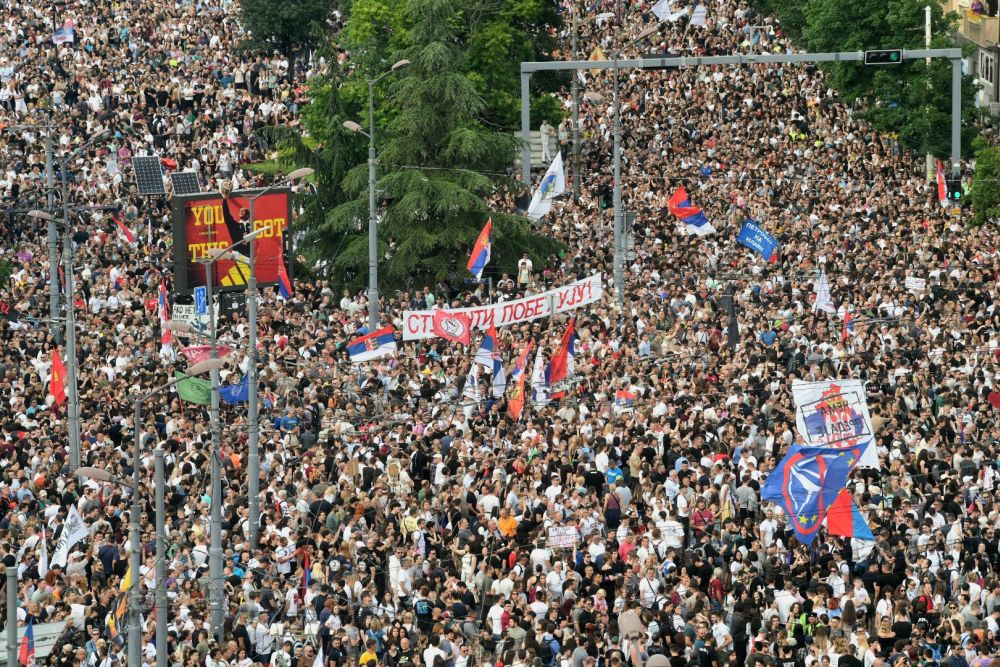 Хиляди на протест в Белград, искат предсрочни избори
