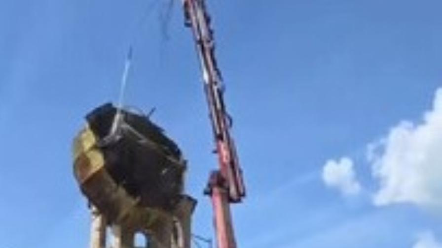 Кран изпусна купола на 169-годишна църква край София