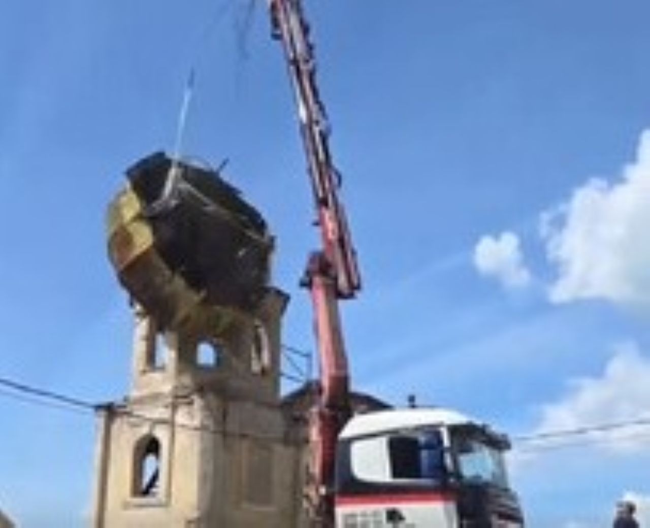 Кран изпусна купола на 169-годишна църква край София
