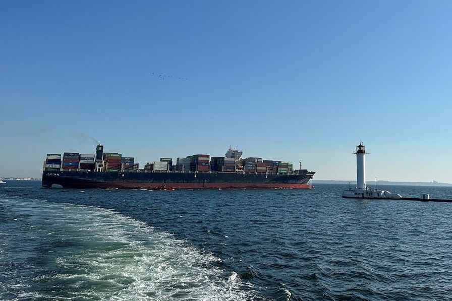 Руски дронове удариха товарен кораб край Одеса, двама моряци са евакуирани