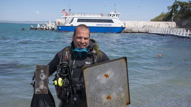 Водолази чистят морето край остров Света Анастасия