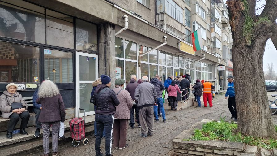 Обявиха кога ще изплащат пенсиите за юни