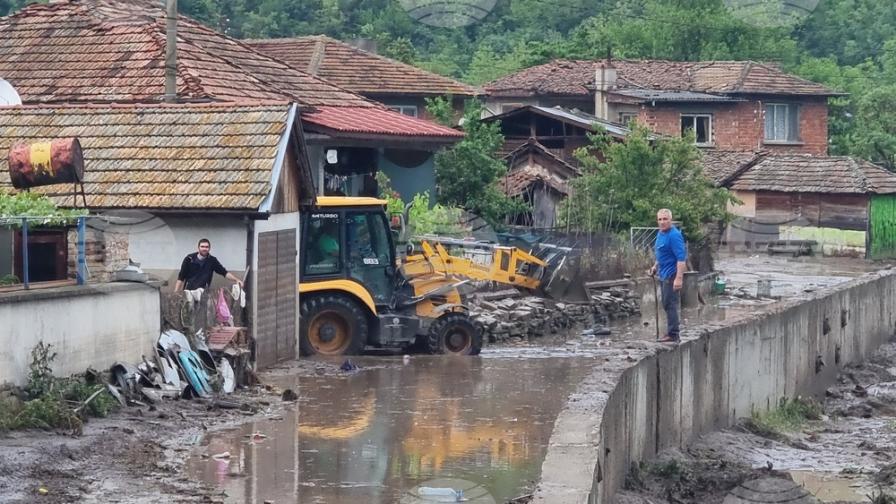 Военнослужещи разчистват къщи в село Тича след потопа