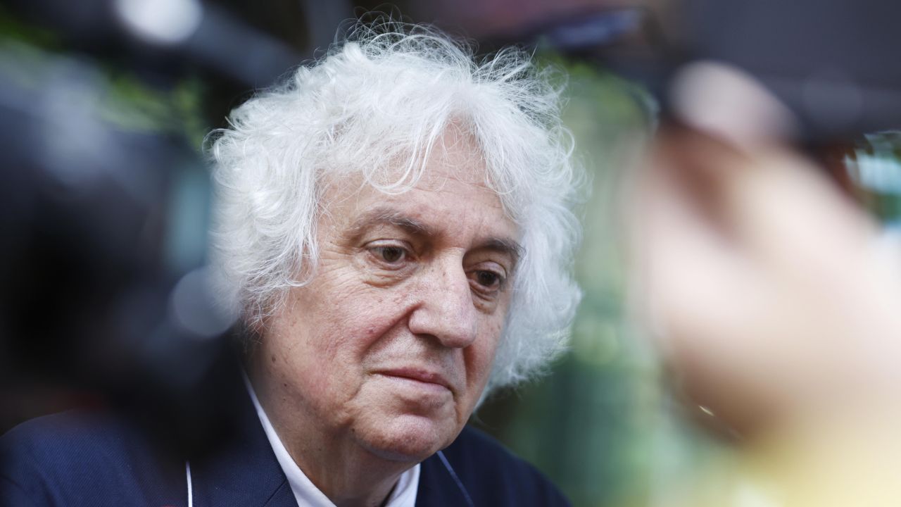 <p>Стотици се стекоха в столицата, за да изпратят Любен Дилов-син, отишъл си на 61 години</p>
