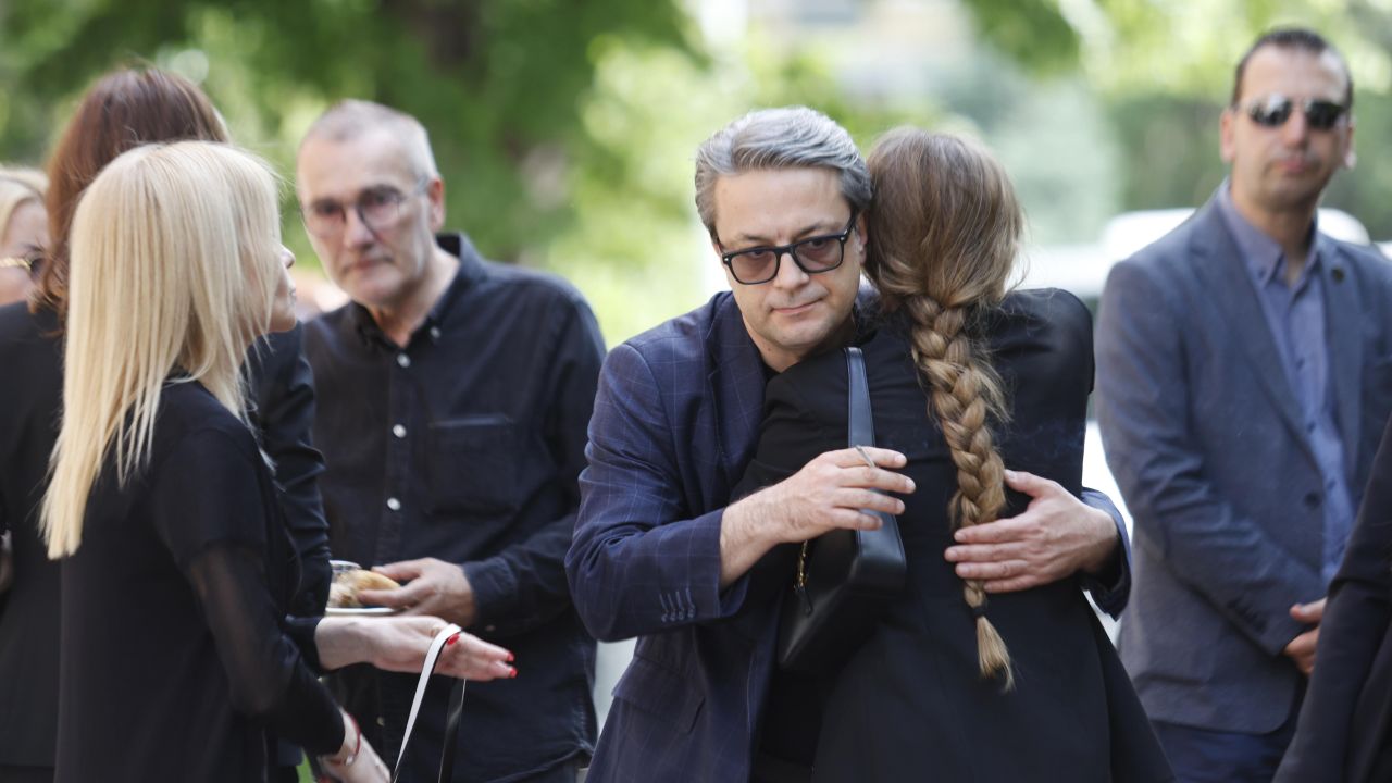 <p>Стотици се стекоха в столицата, за да изпратят Любен Дилов-син, отишъл си на 61 години</p>