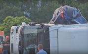 Гонка, кола се вряза в автобус в София, жертва и ранени