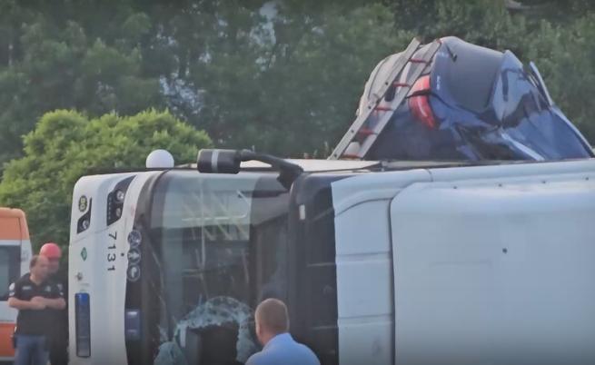 Жертви и много ранени, кола се вряза в автобус в София