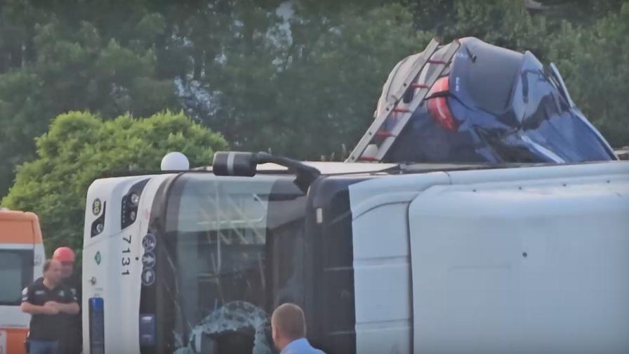 Жертви и много ранени, кола се вряза в автобус в София