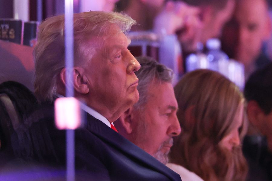 <p>Американският президент Доналд Тръмп бе освиркан снощи от публиката на третия мач от финала на Националната баскетболна асоциация (НБА) в Ню Йорк, предаде ДПА.</p>