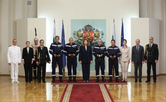 Илияна Йотова отличи с Почетния знак на президента пожарникарите от катастрофата на „Челопешко шосе“