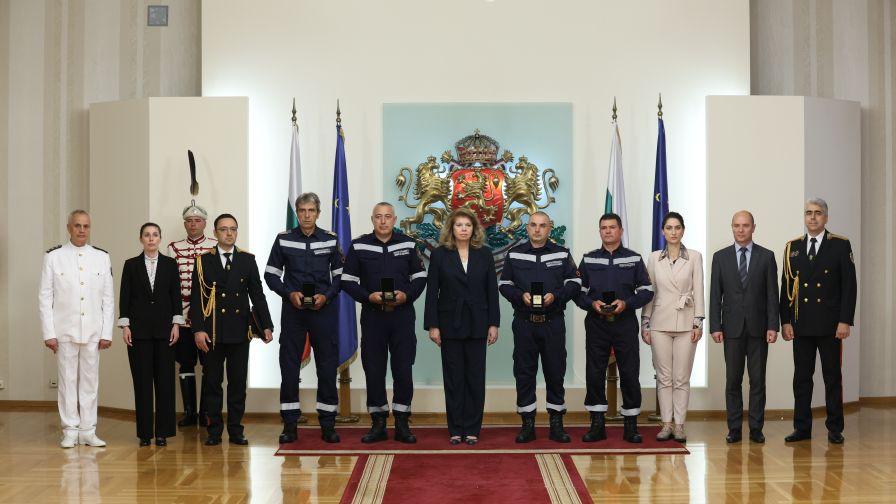 <p>Йотова отличи с Почетния знак на президента пожарникарите от катастрофата на &bdquo;Челопешко шосе&ldquo;</p>