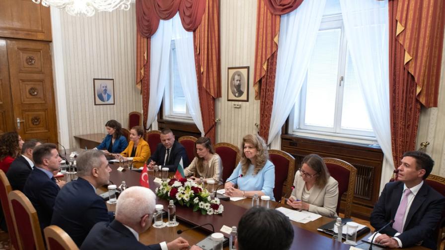 Йотова, Радев и Петрова се срещнаха с Хакан Фидан
