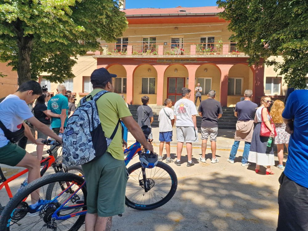 <p>Протест в село Лесново срещу агресията заради шепа череши.</p>