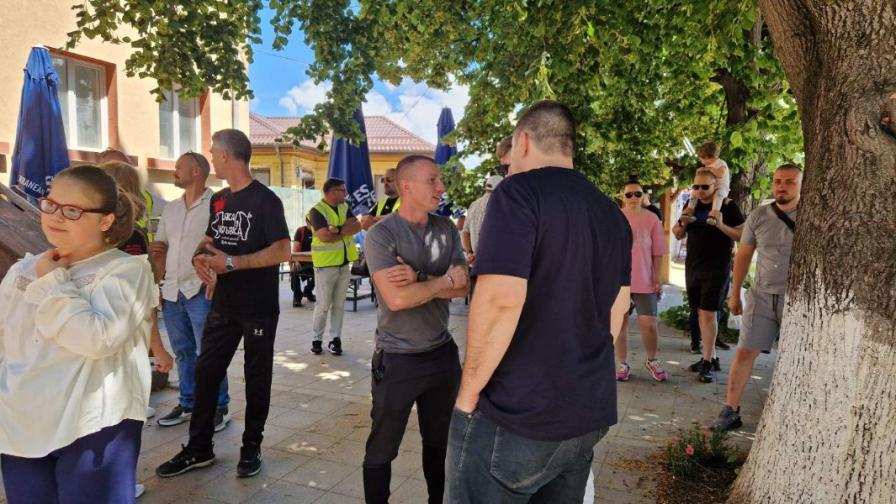 Протест в село Лесново срещу агресията заради шепа череши