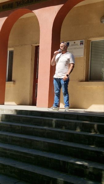 <p>Протест в село Лесново срещу агресията заради шепа череши.</p>