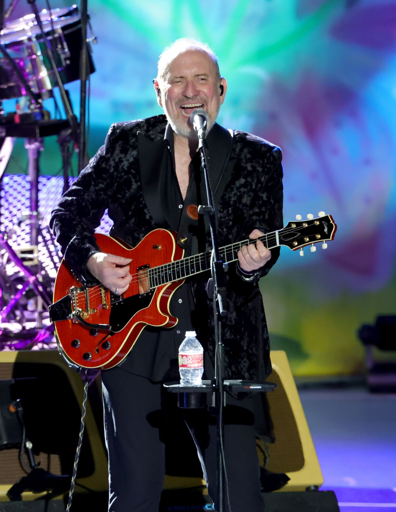 <p>Легендарният барабанист на The Beatles Ринго Стар подари на хиляди фенове в Лос Анджелис една незабравима вечер, изпълнена с вечни хитове, много усмивки и неговото емблематично послание за &bdquo;мир и любов&ldquo;</p>