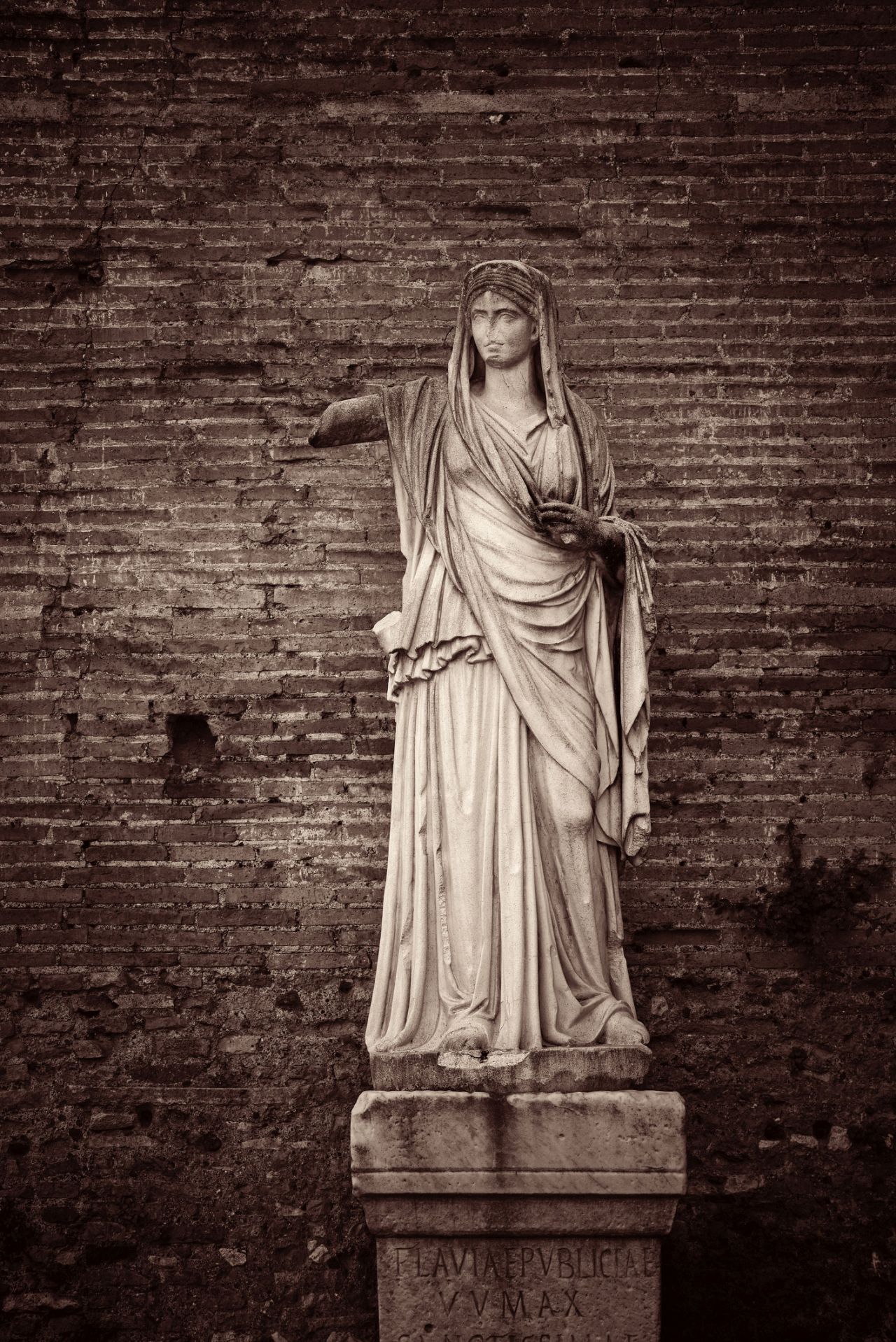 <p>Суадела, богинята на убеждаването, отразява точно тази сила. Известна като близка приятелка на Венера, тя е била изключително очарователна, когато става въпрос за романтика, съблазняване и любов, и понякога е била причислявана към грациите.</p>