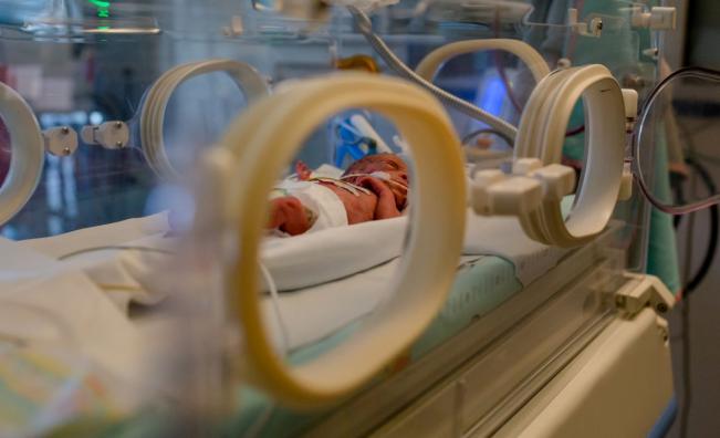 Медицинско чудо: Спасиха зрението на недоносено бебе, родено под 800 грама