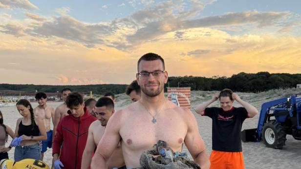 Студенти почистиха южния плаж на Приморско
