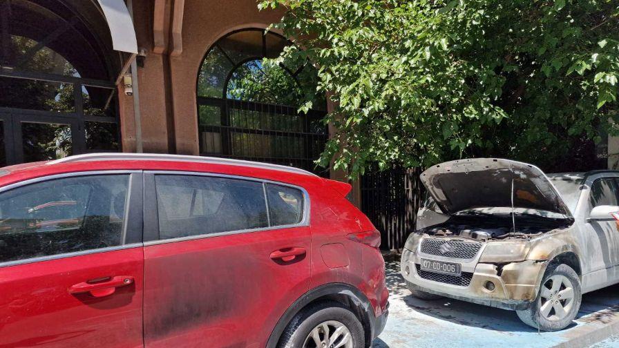 Повдигнаха обвинение на задържания за палежа на коли на посолството ни в Скопие