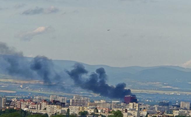 Пожар избухна в квартал в София, димът се вижда от километри
