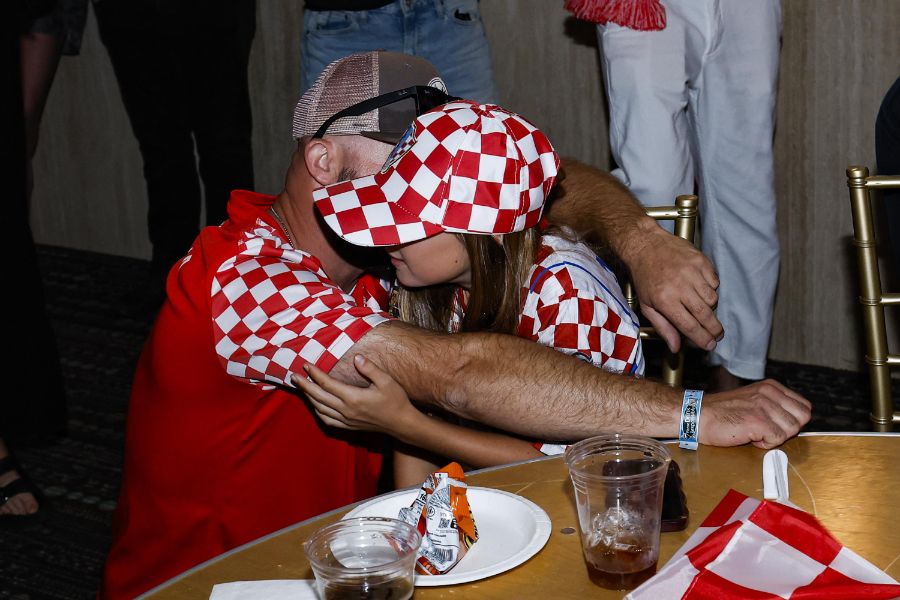 <p>Надежда до последния съдийски сигнал - феновете на Хърватия следят мача с Англия.</p>