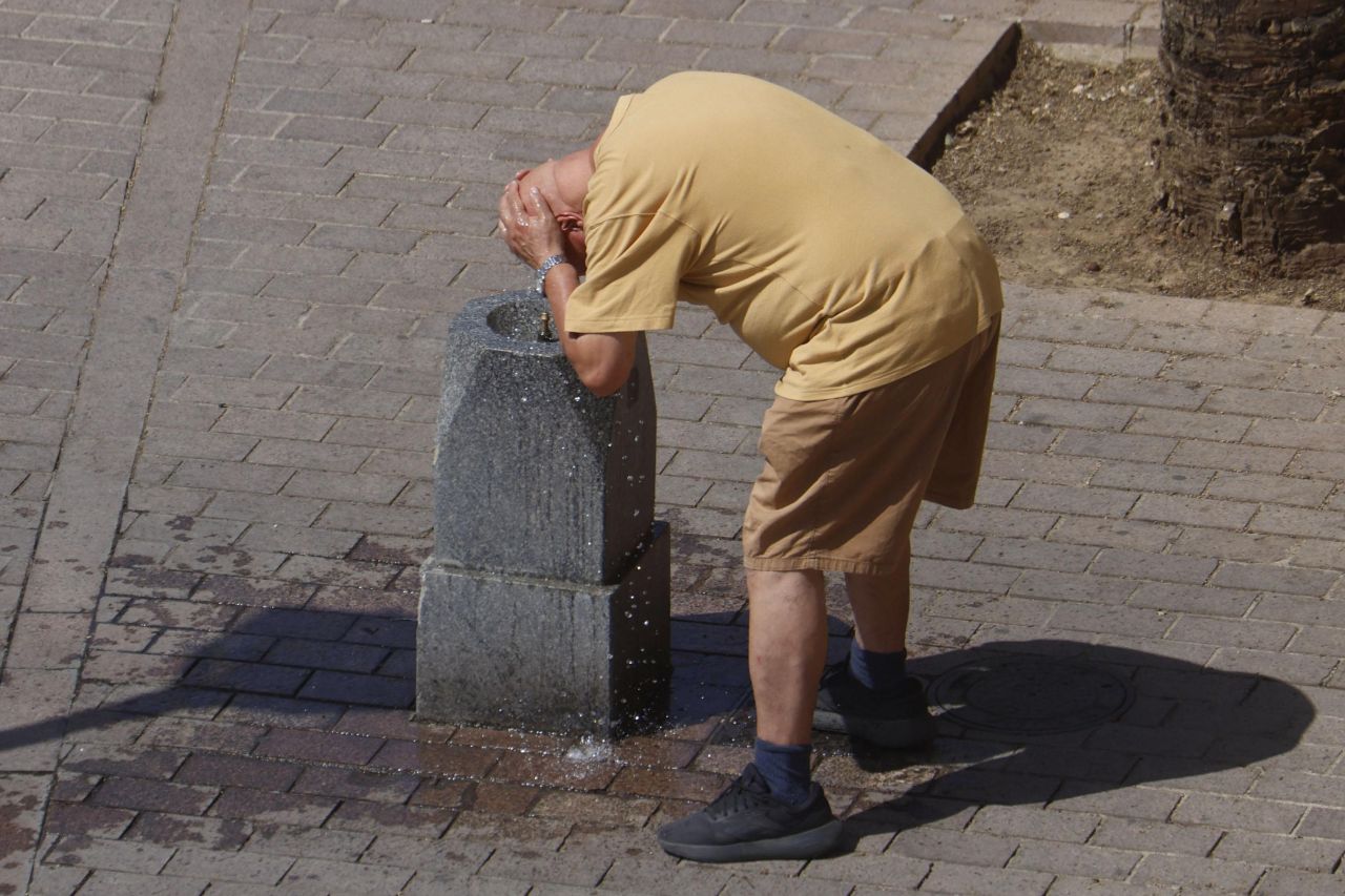 <p>Във Франция, Испания и други страни от Западна и Централна Европа бяха издадени предупреждения от най-висока степен &ndash; червени кодове за опасни горещини, тъй като се прогнозира условията на горещата вълна да се засилят през следващите дни с максимални температури от над 40&deg;C.</p>