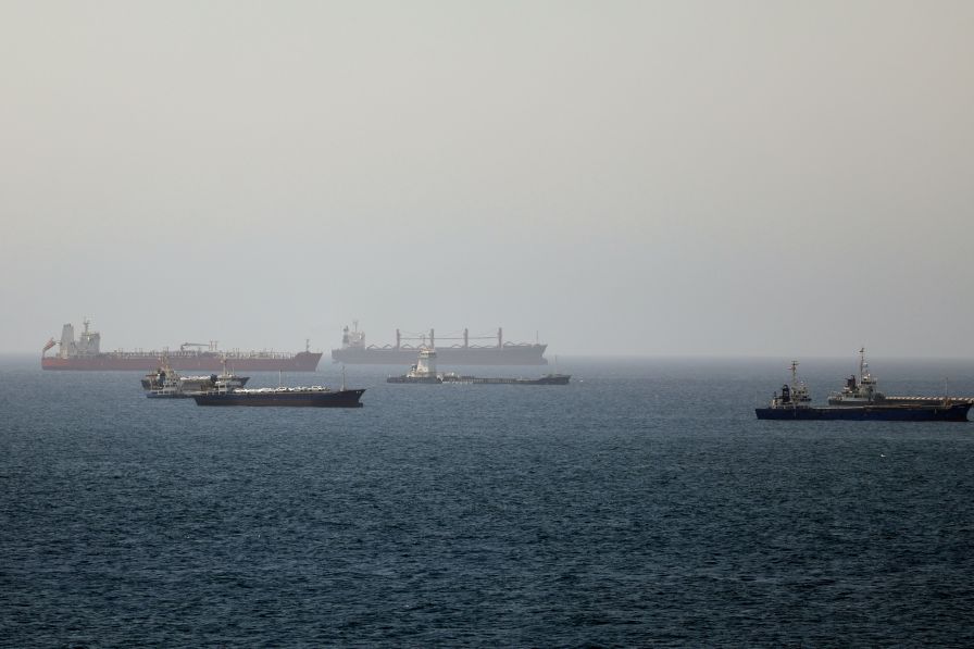 Оман открива временен морски коридор през Ормузкия проток