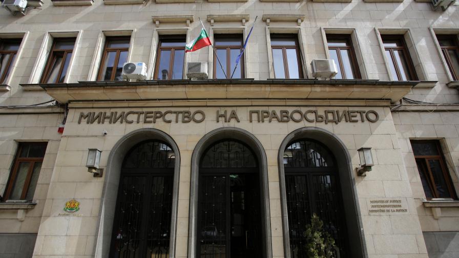 <p>Правосъдният министър разпореди проверки по спорна реабилитация на осъждан за педофилия</p>