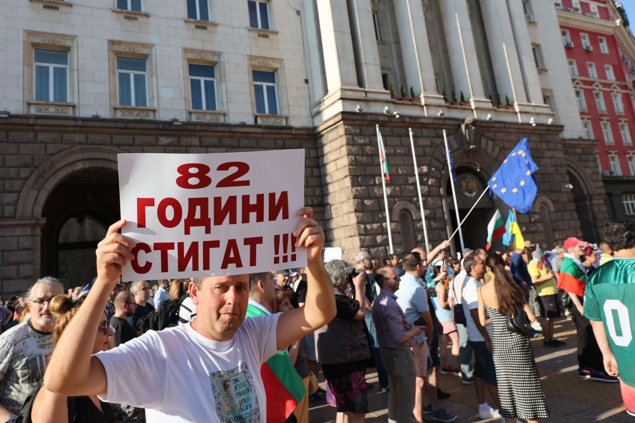 <p>С викове &bdquo;Оставка!&ldquo; започна първият протест срещу премиера Румен Радев пред сградата на Министерския съвет. На място се събраха стотици граждани с български и европейски знамена, както и представители на граждански организации. Протестиращите скандират и &bdquo;Тук не е Москва&ldquo;.</p>
