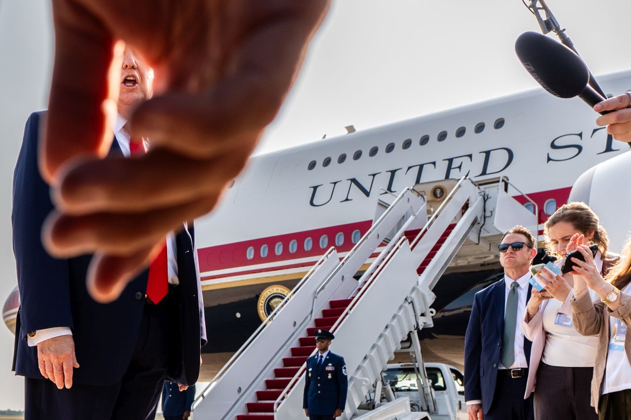 <p>Новият президентски самолет Боинг 747-8, получен като подарък от Катар, впечатлява с луксозен интериор със златни детайли, масажни седалки и най-модерна техника.</p>