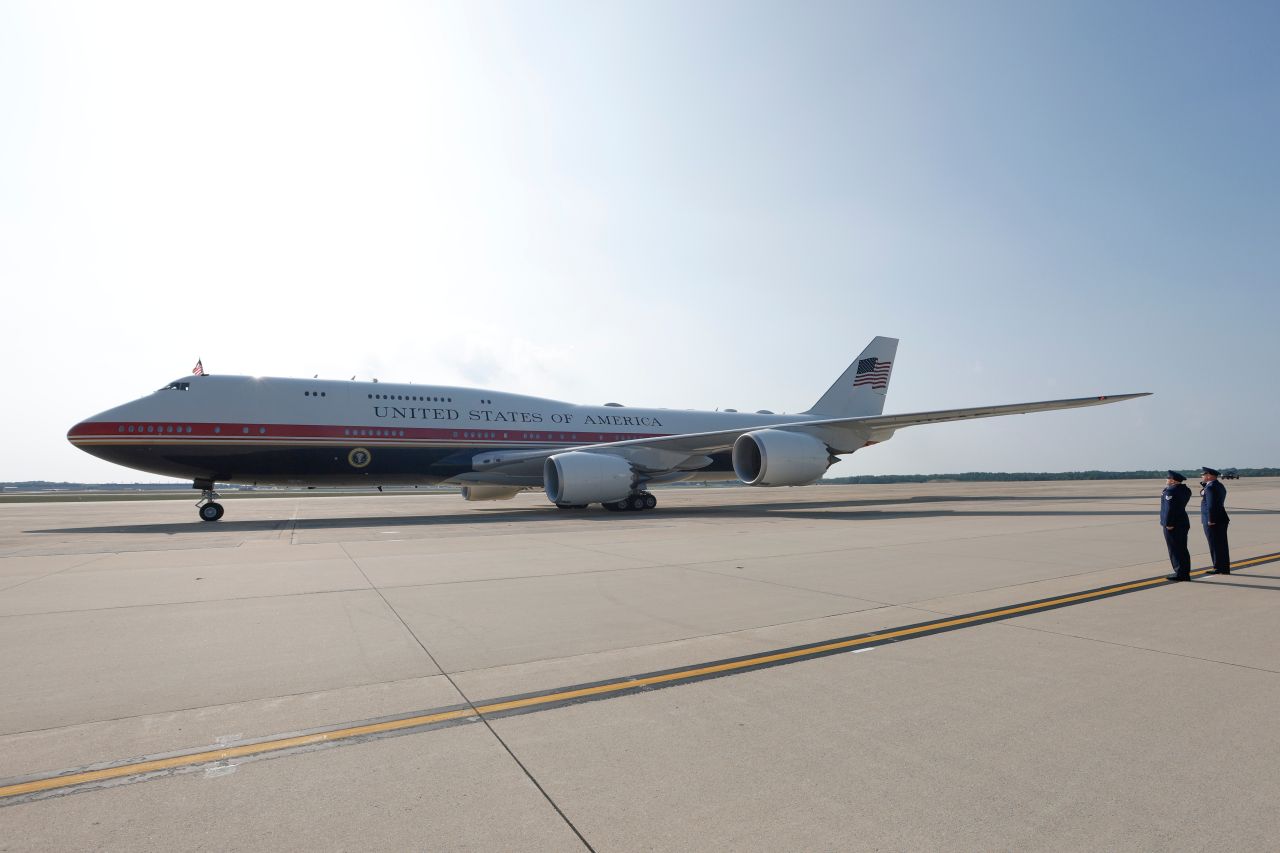 <p>Новият президентски самолет Боинг 747-8, получен като подарък от Катар, впечатлява с луксозен интериор със златни детайли, масажни седалки и най-модерна техника.</p>