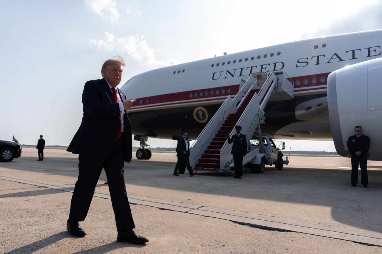<p>Новият президентски самолет Боинг 747-8, получен като подарък от Катар, впечатлява с луксозен интериор със златни детайли, масажни седалки и най-модерна техника.</p>