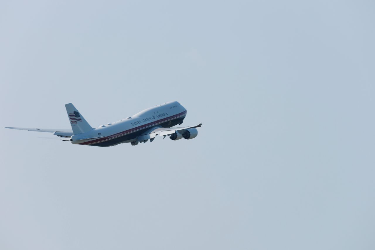 <p>Новият президентски самолет Боинг 747-8, получен като подарък от Катар, впечатлява с луксозен интериор със златни детайли, масажни седалки и най-модерна техника.</p>